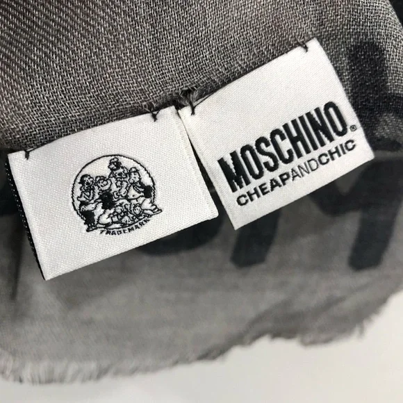 Moschino Scarf - Olive Oil & The Wolf - Picture 4 of 5